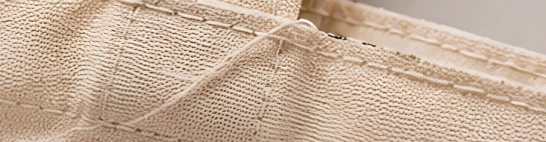 Lose oder unfertige Nähte an Taschen und Bekleidung